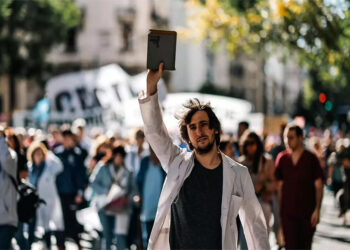 Comienzan las 48 horas de paro universitario: ajustes en salario y presupuesto 2025
