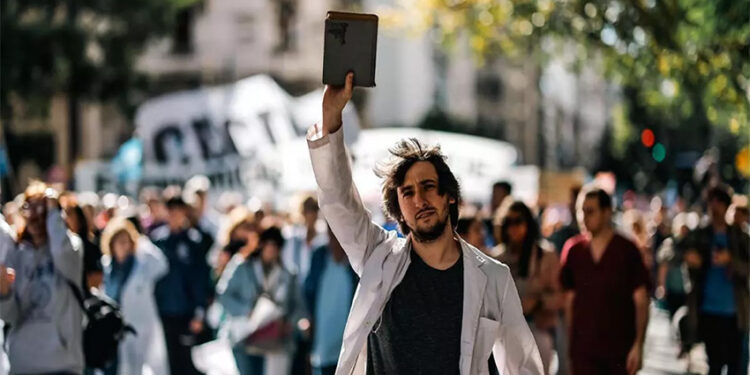Comienzan las 48 horas de paro universitario: ajustes en salario y presupuesto 2025