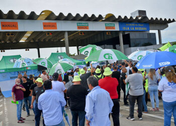 Trabajadores viales se movilizan en el puente Rosario-Victoria