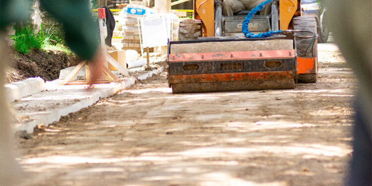 Villa Elisa: Continúan los trabajos de adoquines y cordón cuneta en la ciudad
