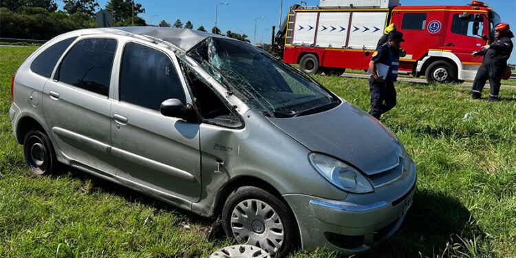 Vuelco en la autovía José Gervasio Artigas: una mujer fue hospitalizada