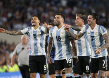 Futbol: Argentina, líder y clasificada