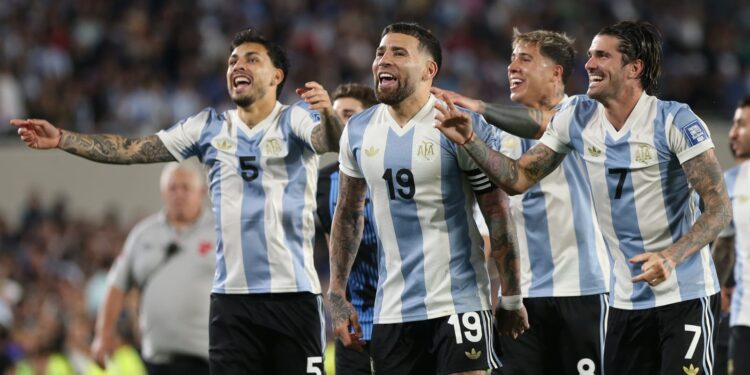 Futbol: Argentina, líder y clasificada