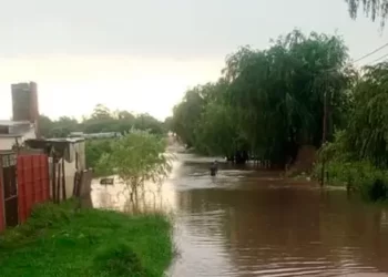 San José Entre Rios: un auto arrastrado por la corriente calles y viviendas anegadas, el saldo del temporal del sábado