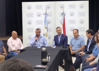«Organizan un conversatorio por la planta de Combustibles en el vecino País»