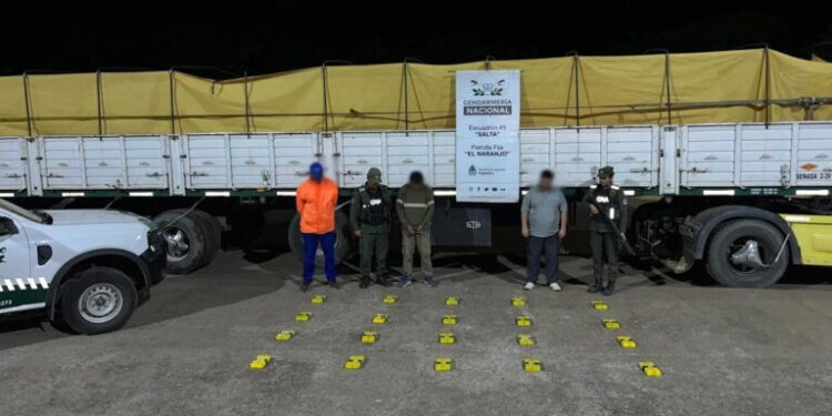 ¿La soja subió de precio? Ah, no, pará… La usaban como camuflaje para trasladar 20 kilos de cocaína