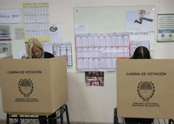 Santa Fe vive una jornada electoral: define su futuro constitucional y hay PASO en 139 localidades
