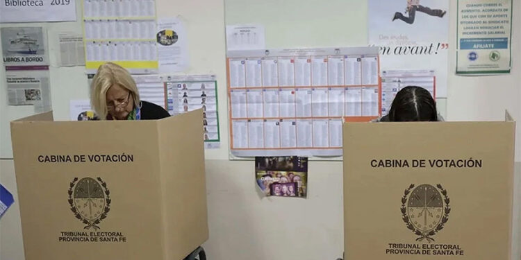 Santa Fe vive una jornada electoral: define su futuro constitucional y hay PASO en 139 localidades