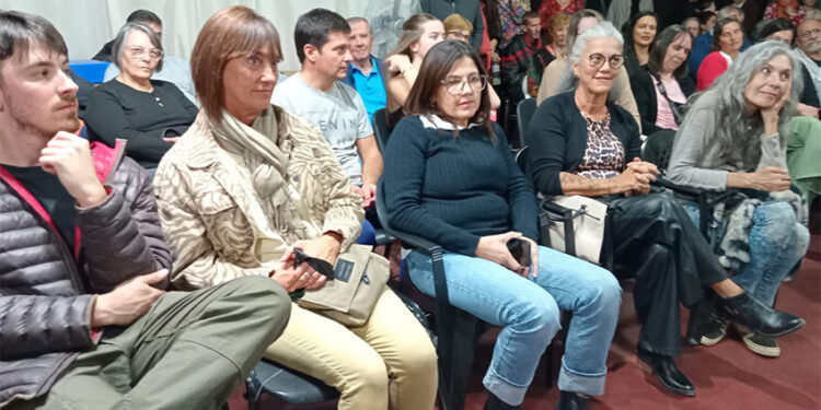 «La Niebla» brilló en Pueblo Liebig: tres funciones a sala llena.