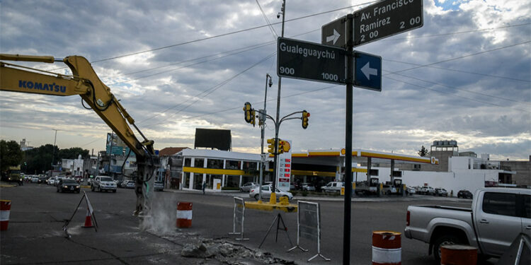 Paraná: Realizan trabajo de reparación de calle Gualeguaychú en la intersección con Av. Ramírez