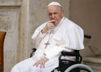 El Papa Francisco reapareció en silla de ruedas en la Basílica de San Pedro