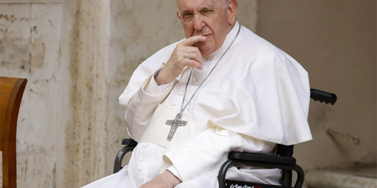 El Papa Francisco reapareció en silla de ruedas en la Basílica de San Pedro