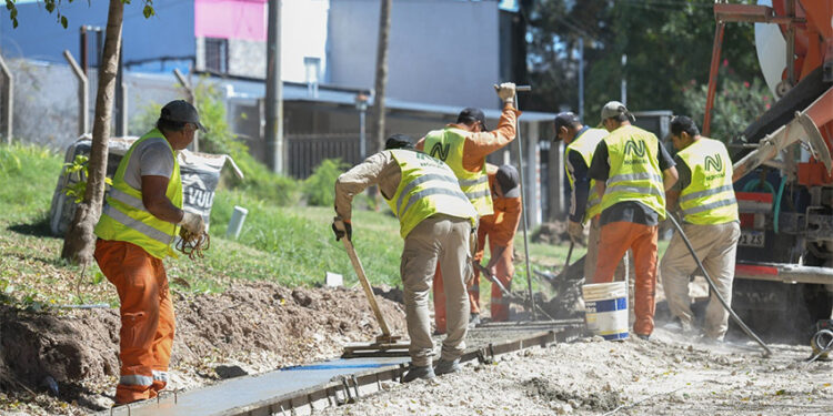 Paraná; La Intendenta recorrió la obra de pavimentación en calle Antonio Crespo