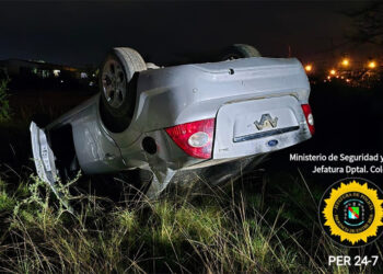 Despiste y vuelco vehicular en Autovía José Gervasio Artigas