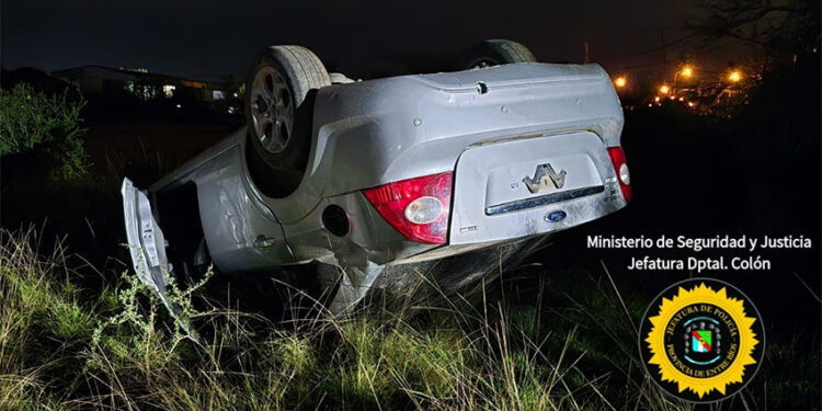 Despiste y vuelco vehicular en Autovía José Gervasio Artigas