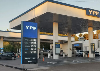 Con el petróleo en baja, YPF aseguró que evalúa reducir el precio de la nafta y el gasoil