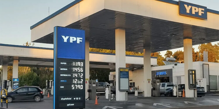 Con el petróleo en baja, YPF aseguró que evalúa reducir el precio de la nafta y el gasoil