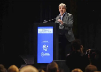 Argentina: Cuál es el impacto social del plan para sacar los dólares del colchón