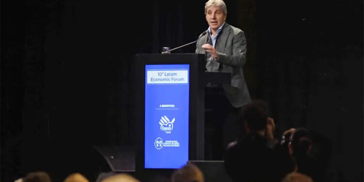 Argentina: Cuál es el impacto social del plan para sacar los dólares del colchón