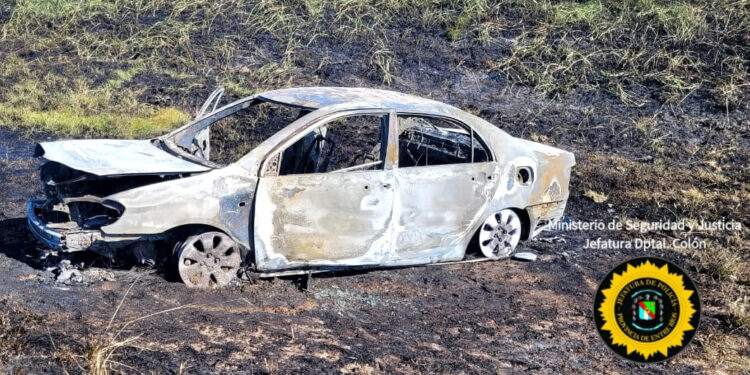 Accidente vehicular con incendio en la Autovía Artigas: cuatro personas trasladadas al hospital
