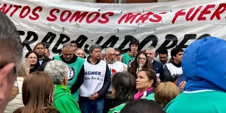 Intersindical en Defensa del Iosper: Vigilia y acampe en Plaza Mansilla ante el tratamiento clave en el Senado