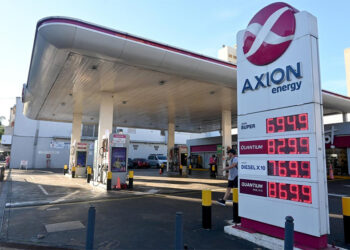 Shell y Axion se sumaron a YPF y bajaron los precios de combustibles