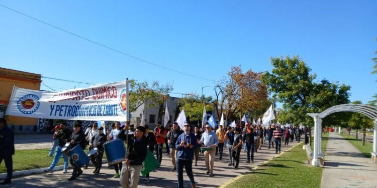 Gualeguaychú: 45 familias de Larroque en pie, dignas, defendiendo el derecho a trabajar con seguridad
