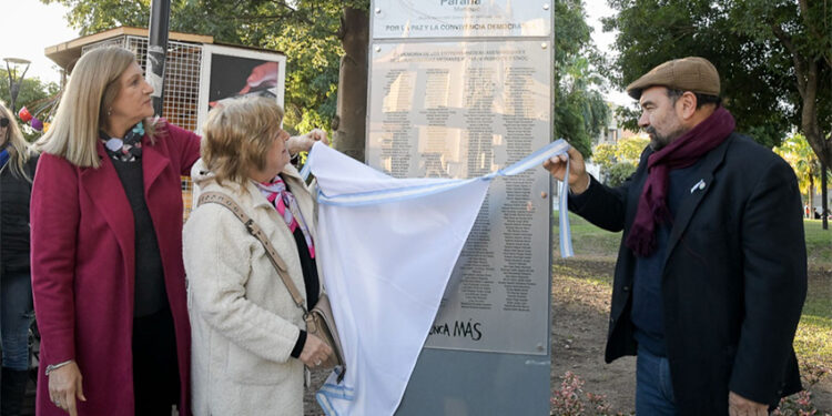 Paraná: Pusieron en valor el Monolito de la Memoria en Plaza Alvear