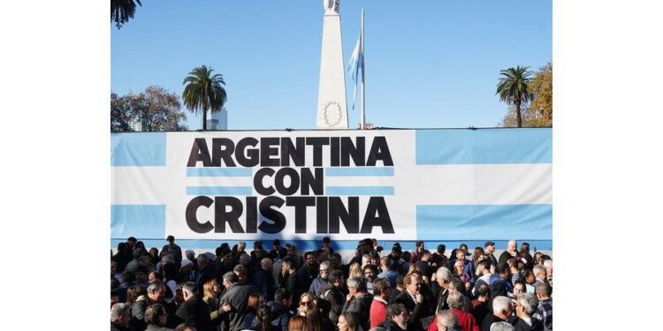 Tras una masiva movilización en su apoyo, Cristina Kirchner habló desde su domicilio.