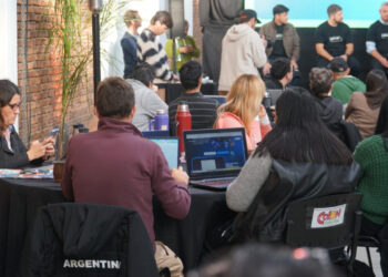 Impulsando el aprendizaje y uso de inteligencia artificial. Cierre de HakIAton 2025 en Colón