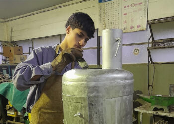 Estudiantes de la escuela técnica de Colón fabrican nuevamente salamandras para donar a familias que las necesiten