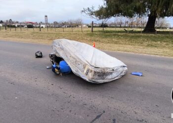 Colisión contra colchón arrojado sobre la calzada dejó dos personas lesionadas