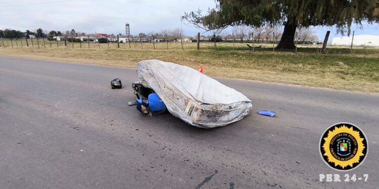 Colisión contra colchón arrojado sobre la calzada dejó dos personas lesionadas