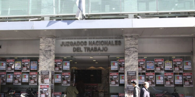 Revés para el Gobierno: La Justicia suspendió el DNU que eliminaba el asueto para empleados públicos