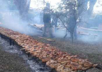 Un frigorífico entrerriano va por el récord Guinness con una megajornada de pollo asado