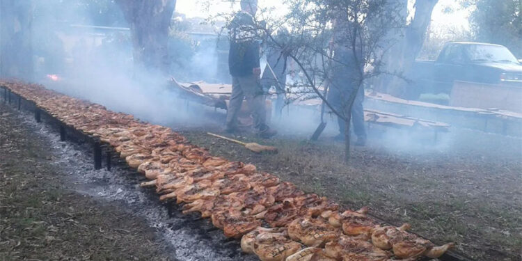 Un frigorífico entrerriano va por el récord Guinness con una megajornada de pollo asado