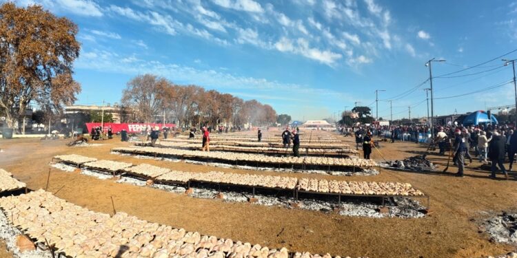 Concepción del Uruguay batió el récord Guinness de pollo asado con más de 8.600 kilos