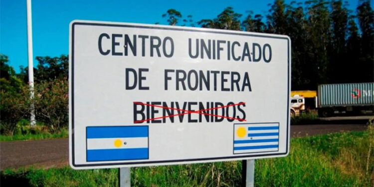 Puentes cerrados para el transporte: remises, taxis y Uber no pueden cruzar a Uruguay