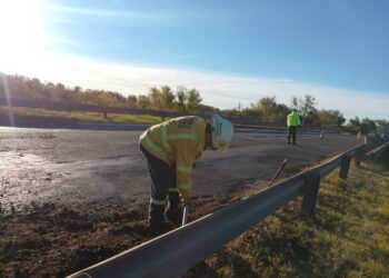 «Bombero Voluntario tapa con tierra bache en ruta de Entre Rios»