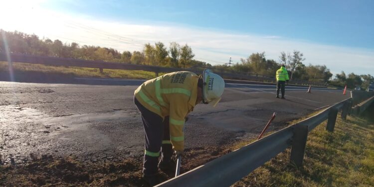 «Bombero Voluntario tapa con tierra bache en ruta de Entre Rios»