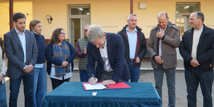Frigerio recorrió obras de infraestructura escolar y sanitaria en el departamento Colón