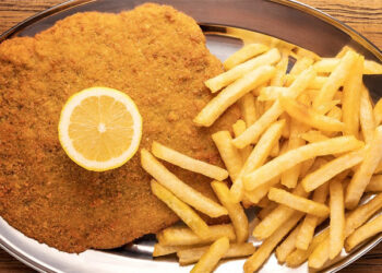La receta de hoy: Milanesas de pollo con papas fritas caseras