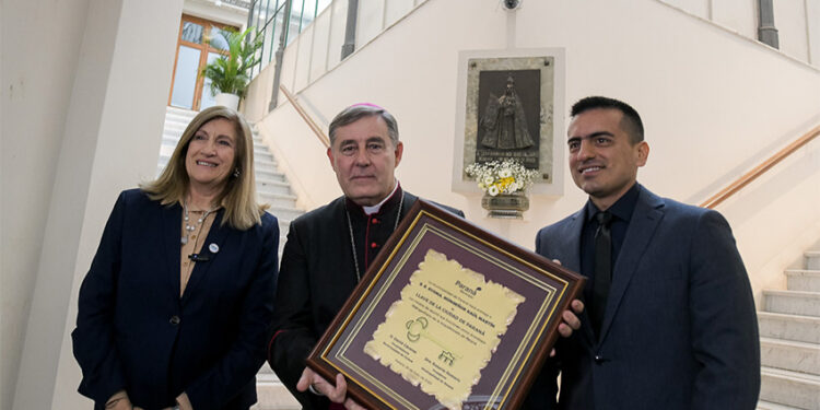 La intendenta Rosario Romero entregó la Llave de la Ciudad al nuevo arzobispo de Paraná, Raúl Martín