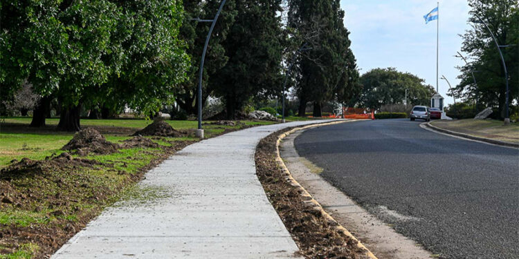 Paraná: La Municipalidad avanza con la recomposición de veredas en la zona de El Rosedal del Parque Urquiza