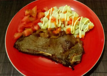 El plato de hoy: Chuletas con ensalada rusa + tomate
