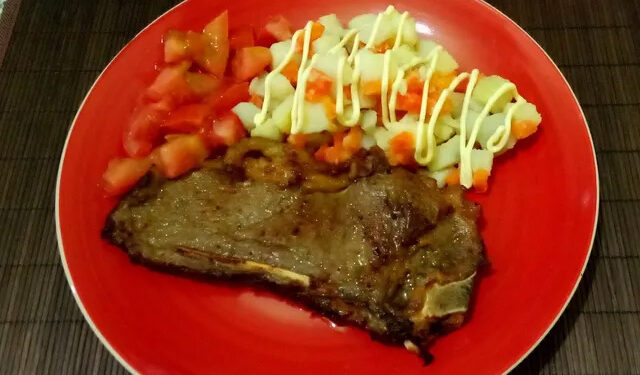 El plato de hoy: Chuletas con ensalada rusa + tomate