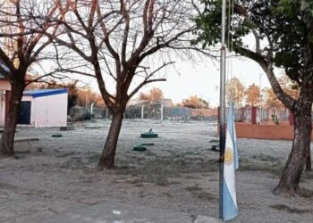 Frío intenso: en Entre Rios chicos concurren a clases de alpargatas y la provincia aún no compró frazadas