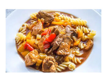 El plato del día un clásico perfecto: Guiso de fideos con carne