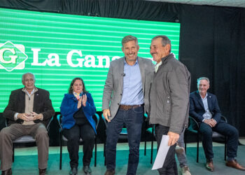 El gobernador entregó créditos por 1.000 millones de pesos a productores