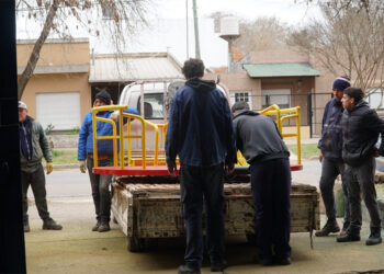 Estudiantes de la Escuela Técnica N.° 1 de Colón construyeron una calesita inclusiva para la Plaza del barrio Ombú